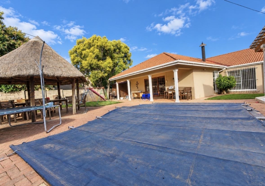4 Bedroom Property for Sale in Pellissier Free State